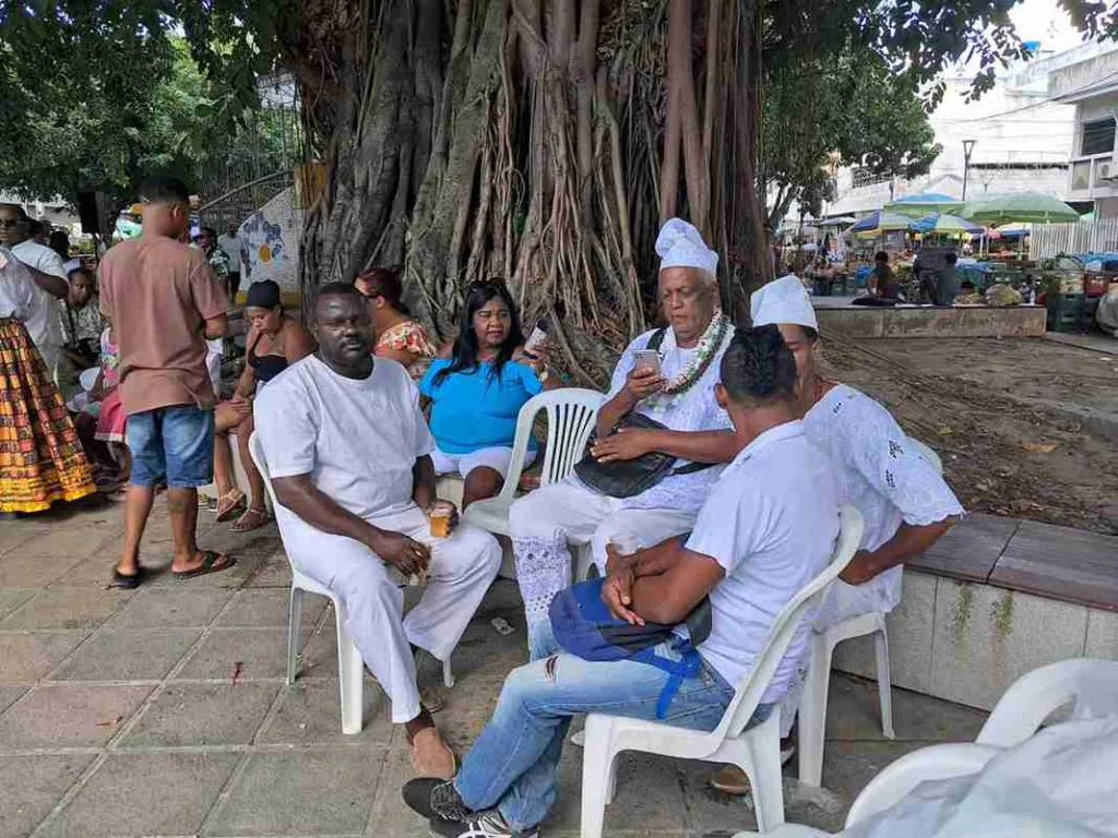 Encontro reúne pessoas e grupos de matriz africana em praça de Feira de Santana