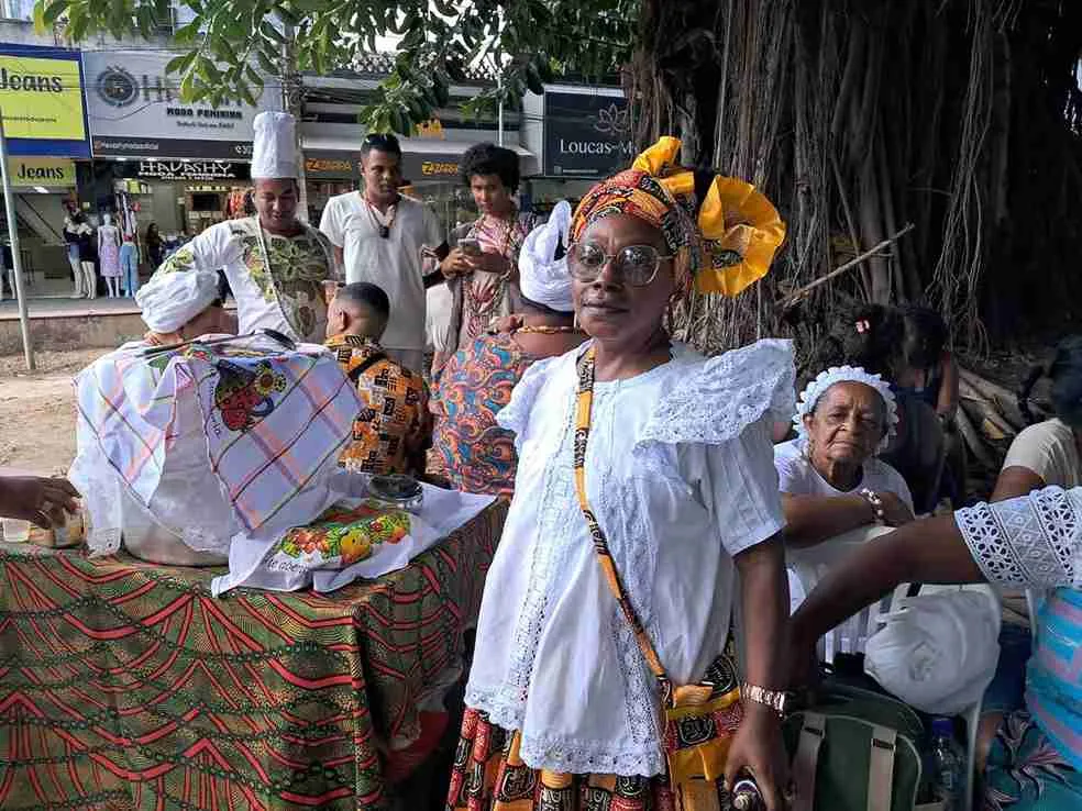 Encontro reúne pessoas e grupos de matriz africana em praça de Feira de Santana