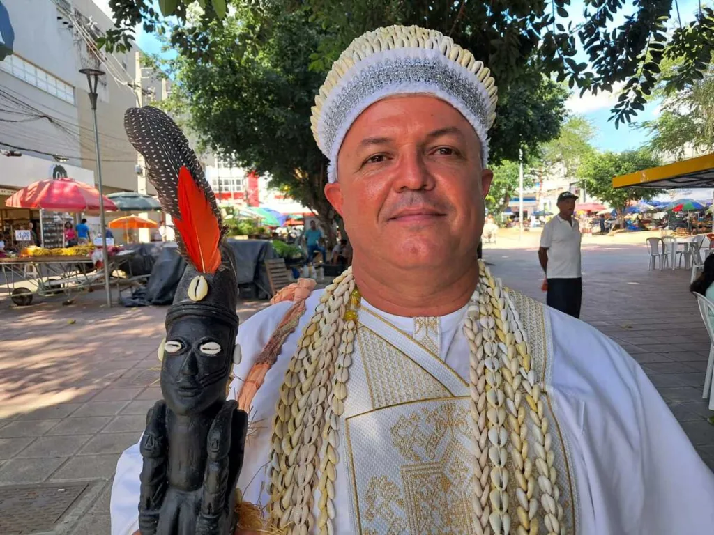 Encontro reúne pessoas e grupos de matriz africana em praça de Feira de Santana