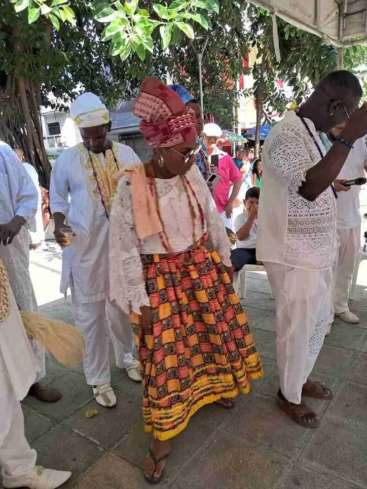 Encontro reúne pessoas e grupos de matriz africana em praça de Feira de Santana