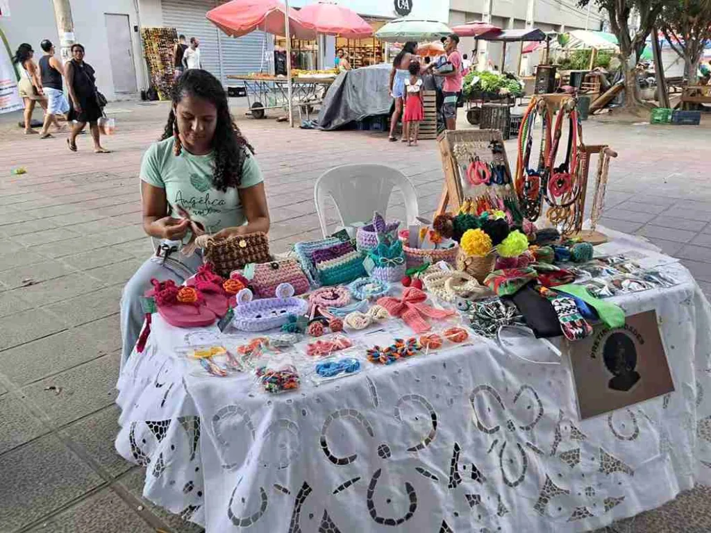 Encontro reúne pessoas e grupos de matriz africana em praça de Feira de Santana