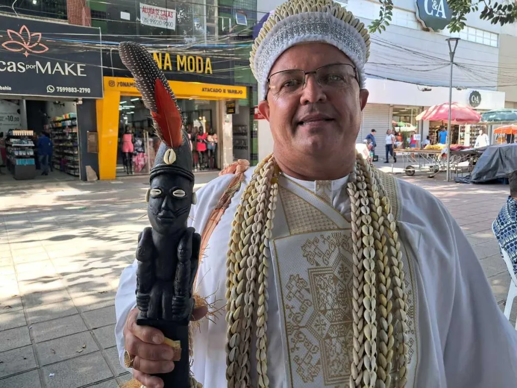 Encontro reúne pessoas e grupos de matriz africana em praça de Feira de Santana