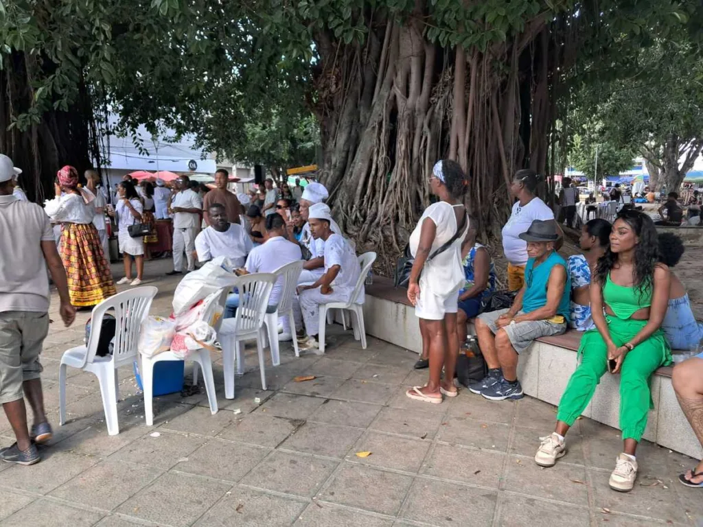 Encontro reúne pessoas e grupos de matriz africana em praça de Feira de Santana