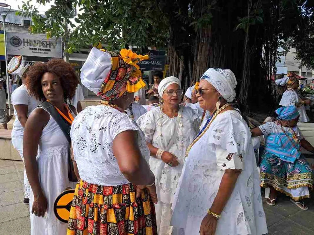 Encontro reúne pessoas e grupos de matriz africana em praça de Feira de Santana