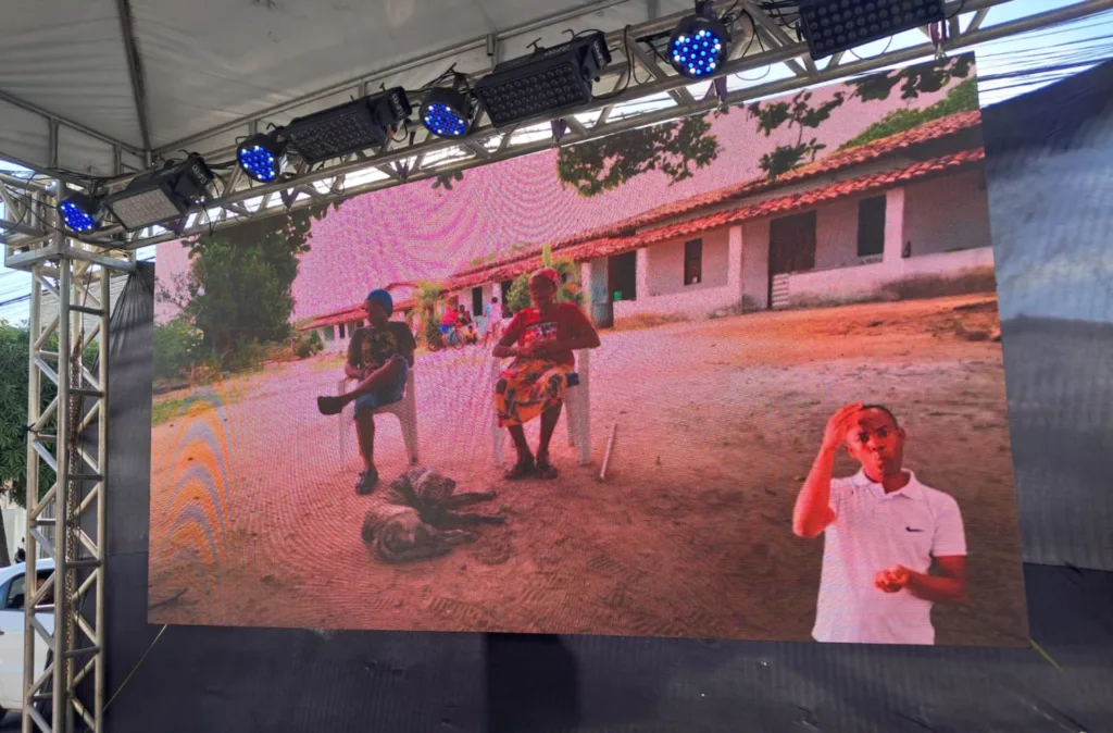 Evento no Tambores Urbanos - exibição da Bata do Feijão - doc