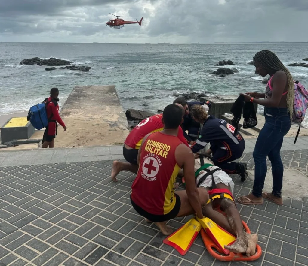 Helicóptero dos bombeiros resgata vítima de afogamento no circuito do Dodô (2)