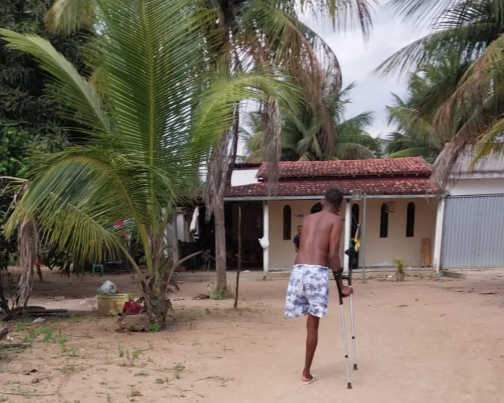 Jovem pede ajuda para comprar prótese