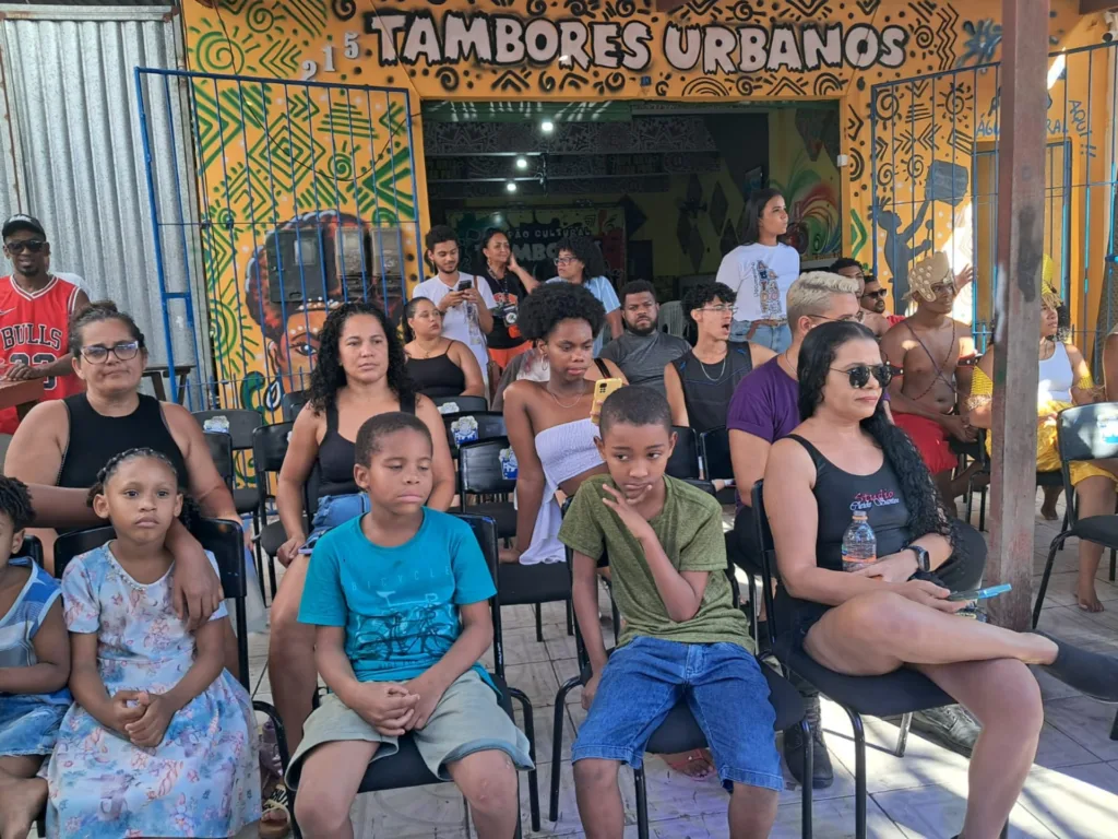 Evento no Tambores Urbanos - exibição da Bata do Feijão - doc