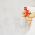 Como tirar mofo de paredes usando apenas água sanitária e açúcar