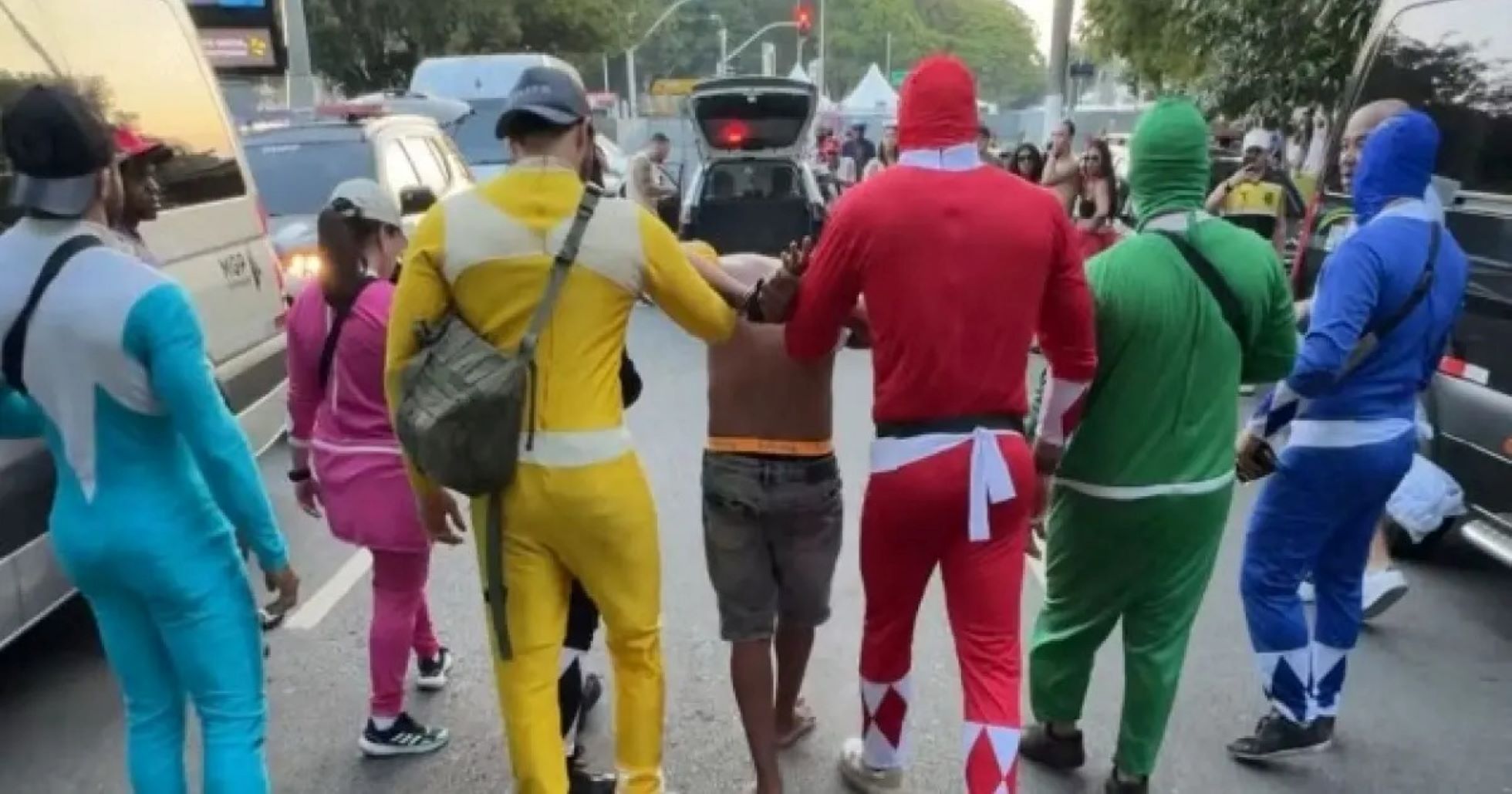 'Power Rangers' prendem homem suspeito de roubar sete celulares em Carnaval de São Paulo