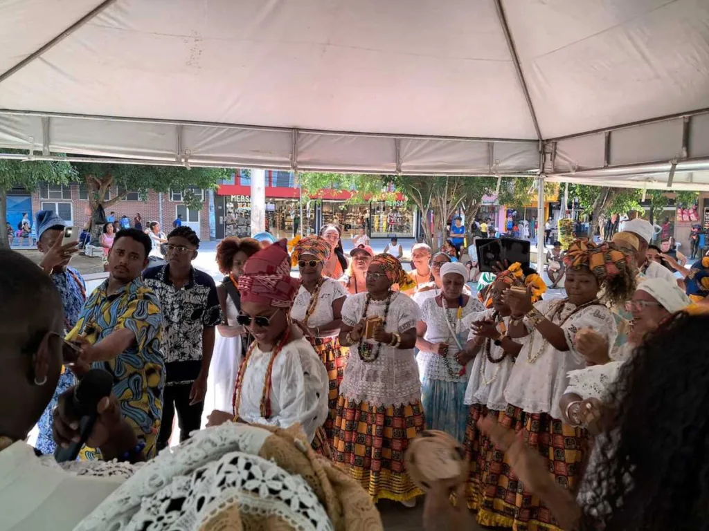 Encontro reúne pessoas e grupos de matriz africana em praça de Feira de Santana