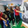 Isabella Ramos apresenta exposição às colega da Equipe de Ajuda