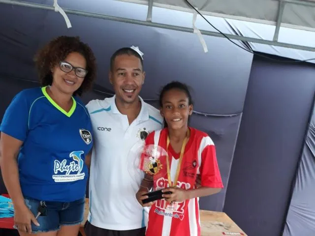 Ravenna (esq.), atleta de Feira de Santana convocada para a Seleção Brasileira Feminina sub-17