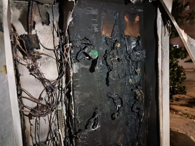 Incêndio em postes de eletricidade assustam moradores no bairro Aviário