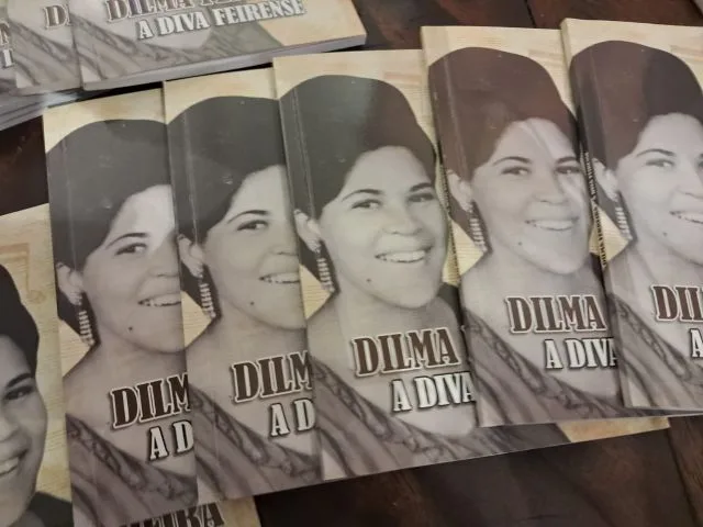 Livro da cantora Cantora Dilma Ferreira a diva feirense