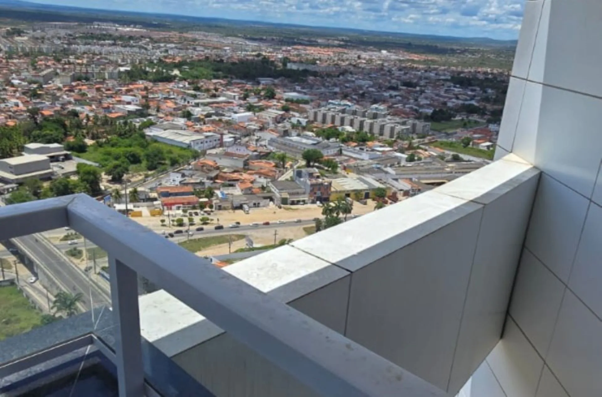 sacada de prédio onde mulher se jogou