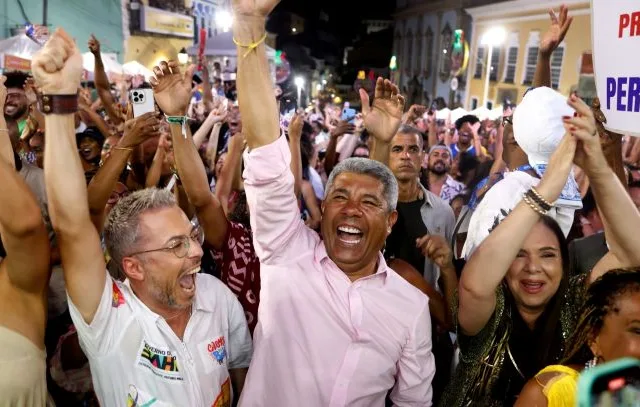 VÍDEO: Pelourinho pausa Carnaval para assistir Oscar 2025 e vibra com premiação de “Ainda Estou Aqui”