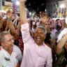 VÍDEO: Pelourinho pausa Carnaval para assistir Oscar 2025 e vibra com premiação de “Ainda Estou Aqui”