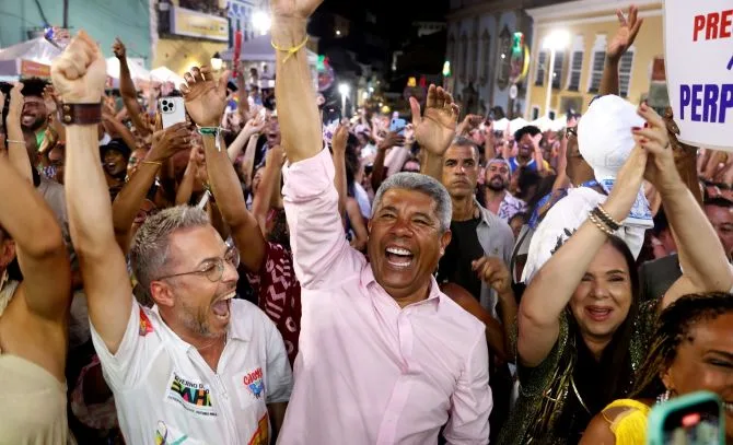 VÍDEO: Pelourinho pausa Carnaval para assistir Oscar 2025 e vibra com premiação de “Ainda Estou Aqui”