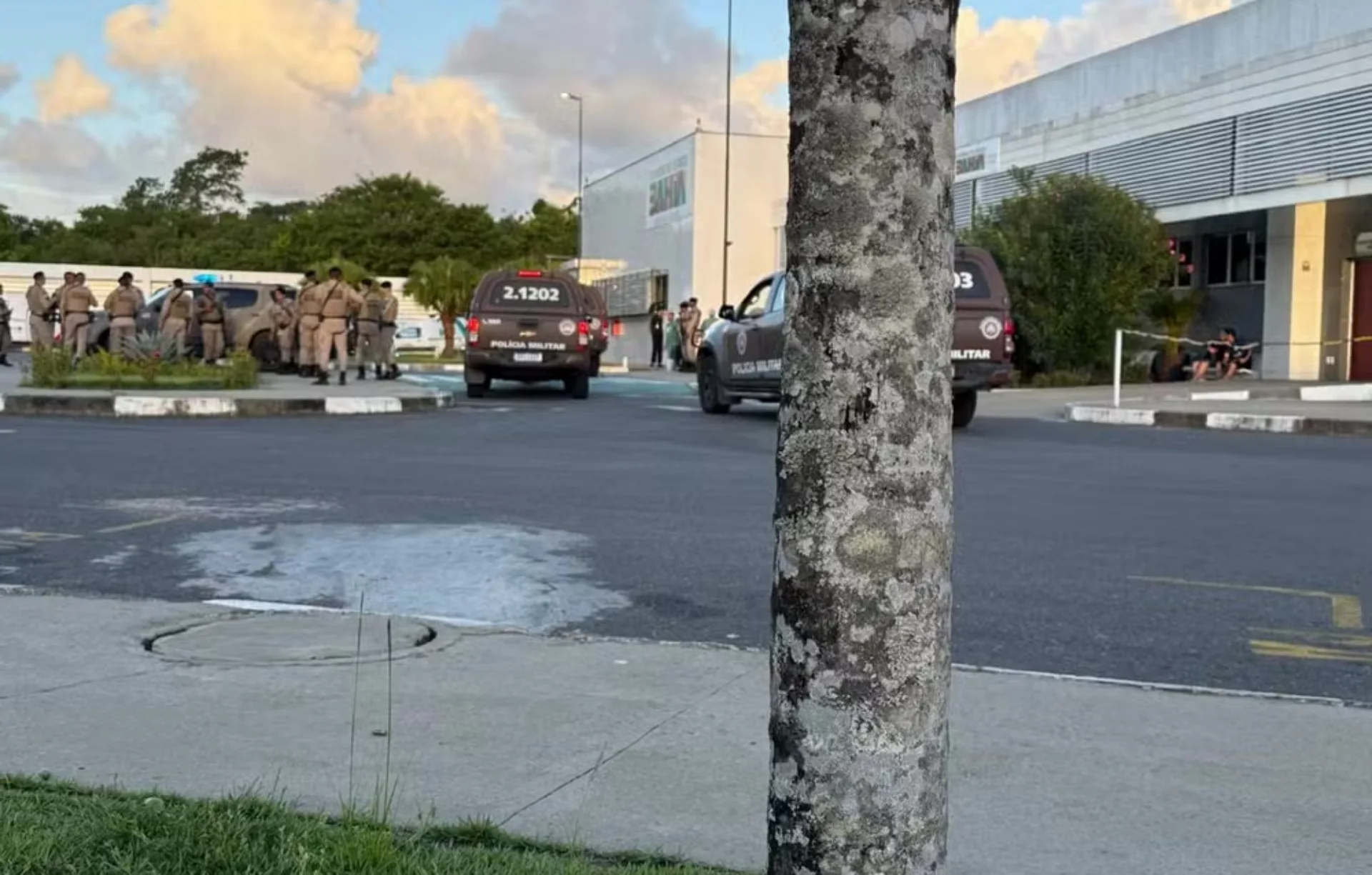 Polícia em frente ao hospital do subúrbio