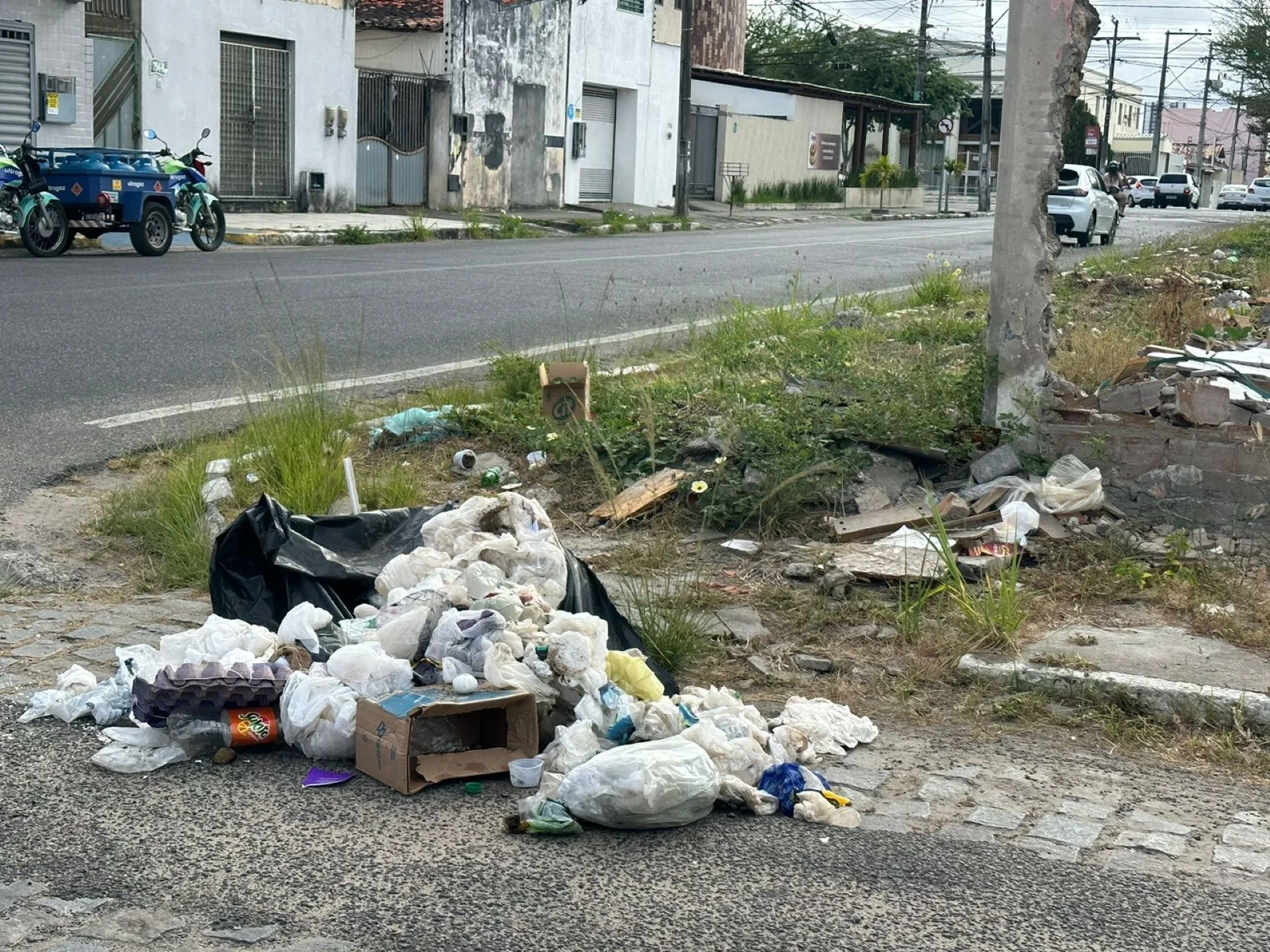 Avenida Maria Quitéria com a R. Cônego José Cupertino de Lacerda| Foto leitor/Acorda Cidade