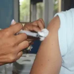Secretaria de Saúde orienta foliões a atualizar a caderneta de vacina vacinação