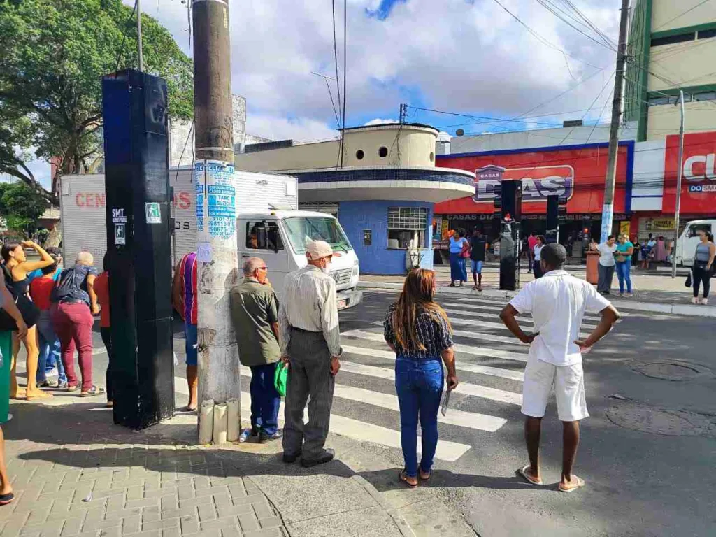 Novos semáforos dividem opiniões de pedestres no centro de Feira de Santana