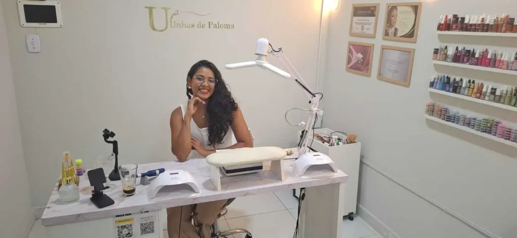 unhas em gel e com decoração neon são destaque em Feira de Santana