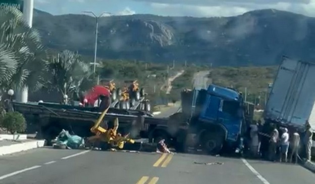 Colisão entre carreta e caminhão