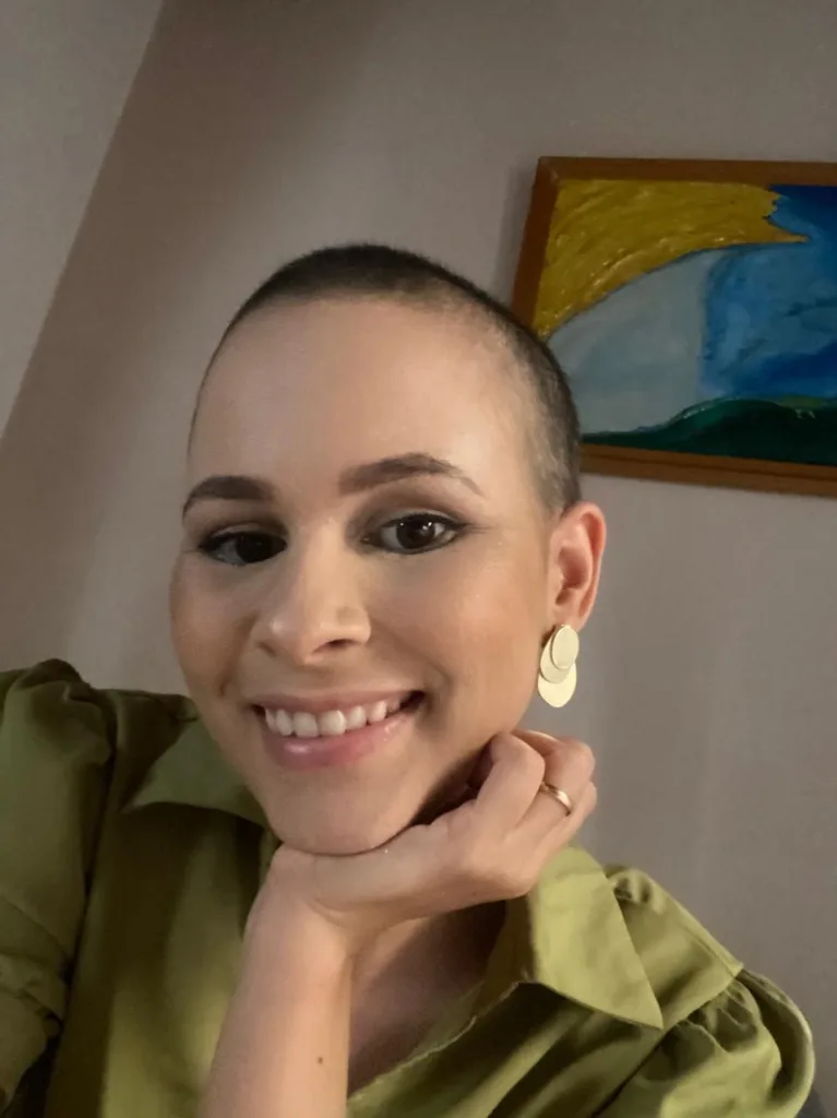 Diagnosticada com câncer de mama aos 28 anos, Fernanda valoriza a vida: "estar careca era só um detalhe"