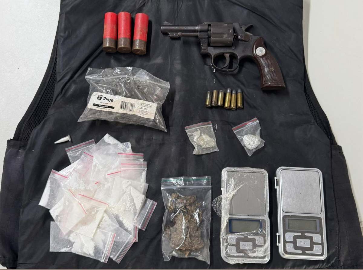 65ª CIPM apreende arma de fogo, munições, drogas e colete balístico, em Feira de Santana