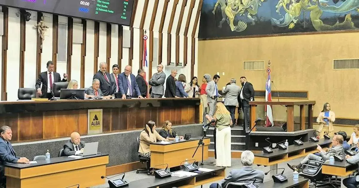 AL-BA aprova reajustes salariais de policiais militares, civis, penais e bombeiros AL-BA aprova reajustes salariais de policiais militares, civis, penais e bombeiros
