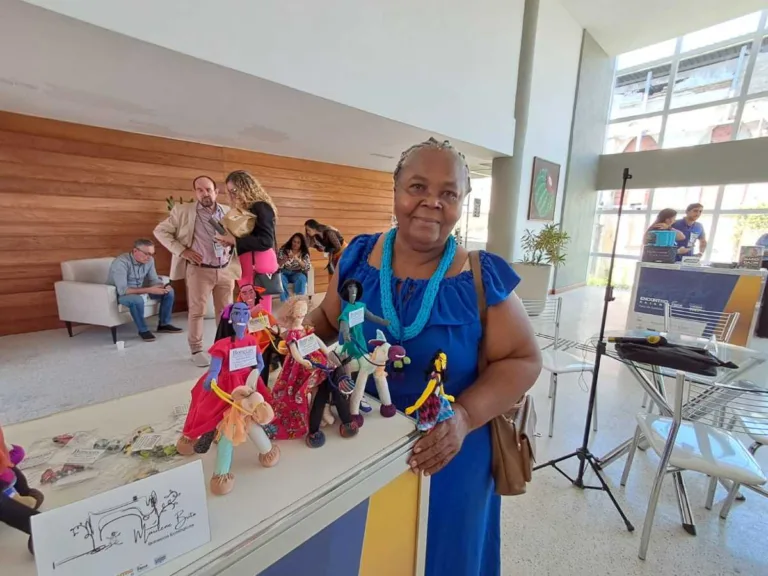Artesã feirense fala sobre seu trabalho com bonecas terapêuticas e ecológicas