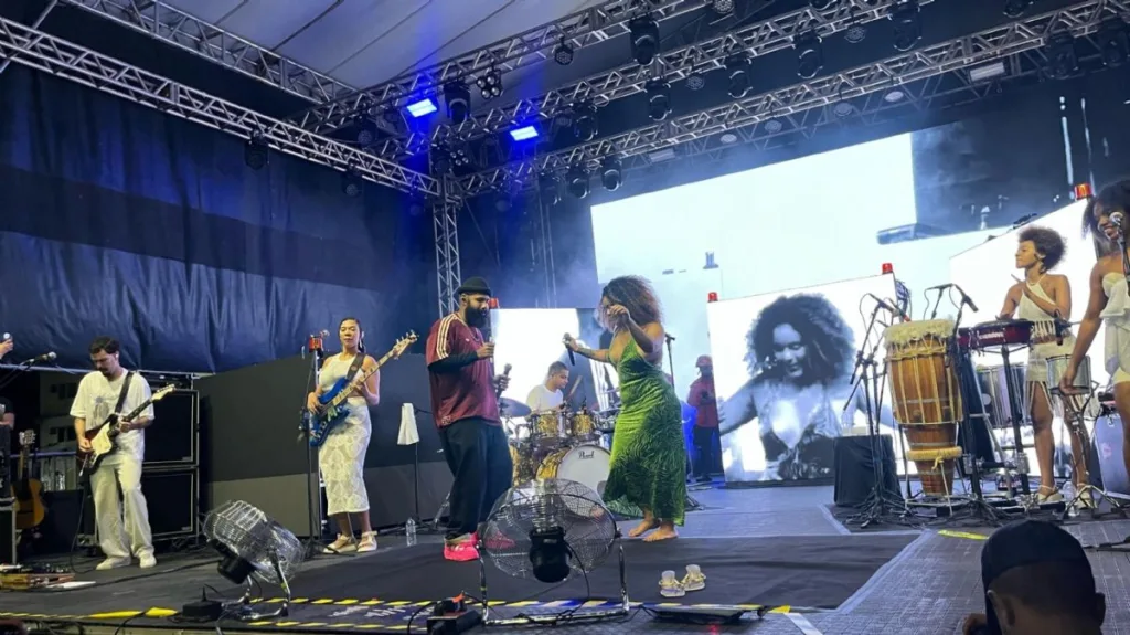 Russo Passapusso e Rachel Reis cantam juntos  na Praça