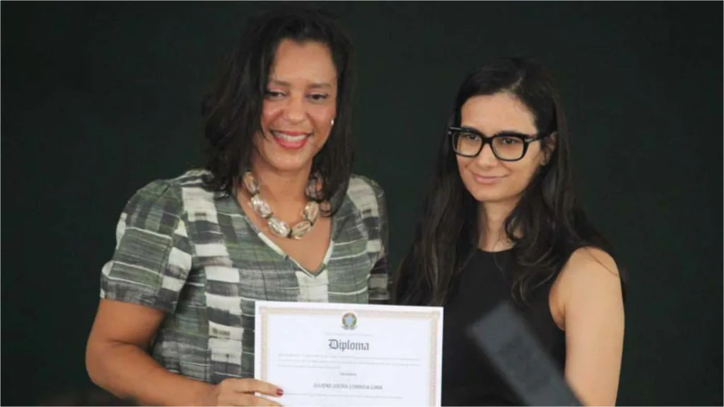 Juliene Vieira (esq.) durante diplomação dos eleitos em 2024