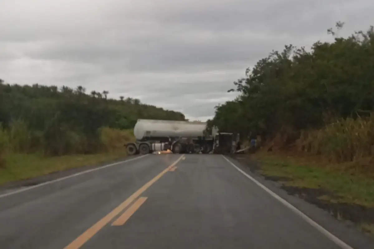 Acidente com carreta-tanque na BR-116