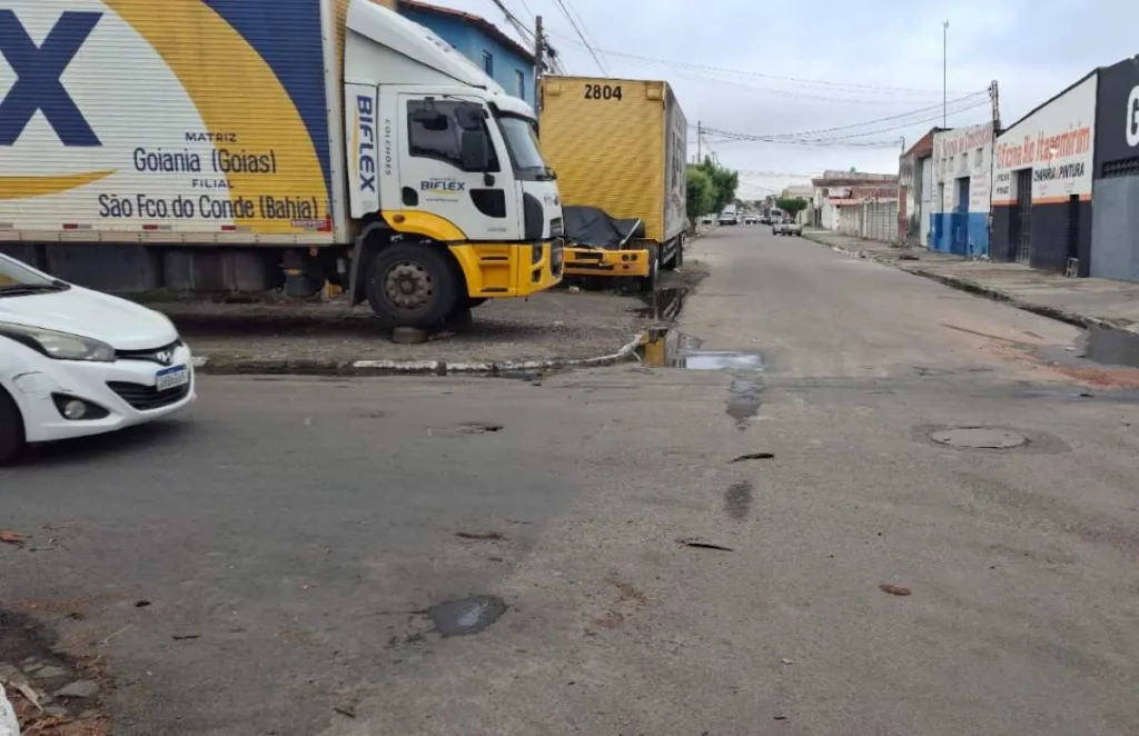 Moradores reclamam de caminhões estacionados em rua