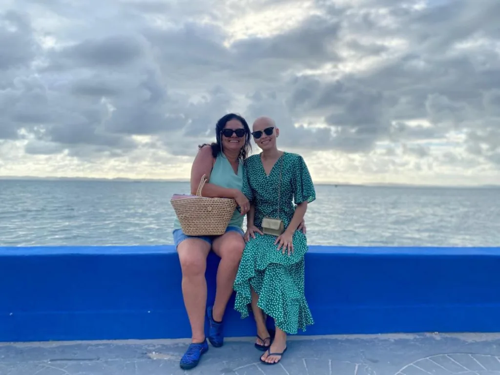 Diagnosticada com câncer de mama aos 28 anos, Fernanda valoriza a vida: "estar careca era só um detalhe"