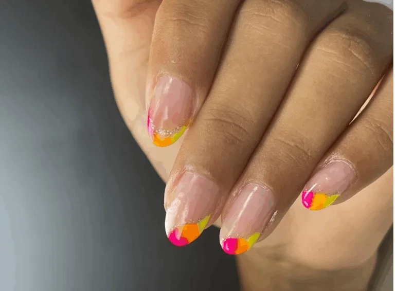 unhas em gel e com decoração neon são destaque em Feira de Santana