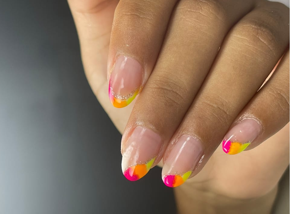 unhas em gel e com decoração neon são destaque em Feira de Santana