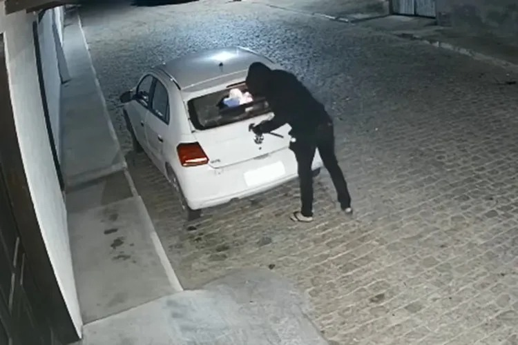 homem toca fogo em carro de prefeito