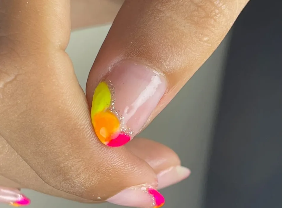 unhas em gel e com decoração neon são destaque em Feira de Santana