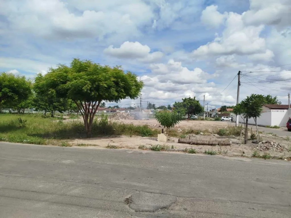 Lixo na praça do bairro Panorama