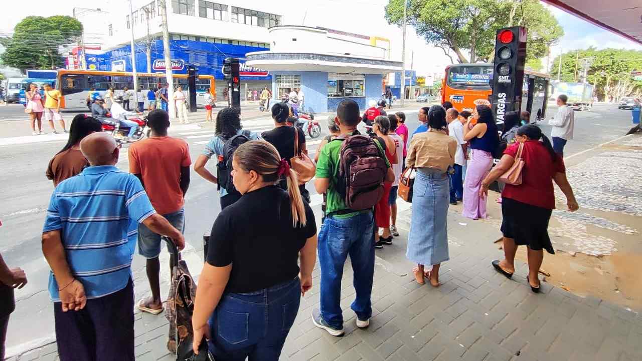 Novos semáforos dividem opiniões de pedestres no centro de Feira de Santana