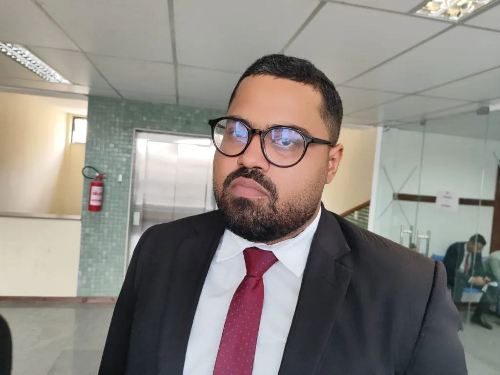 Advogado Vitor Menezes