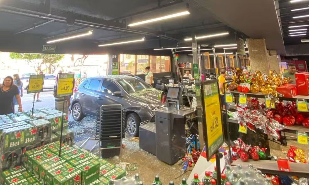 carro invade
