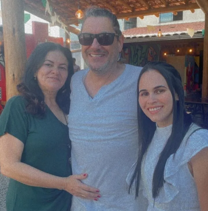 Diagnosticada com câncer de mama aos 28 anos, Fernanda valoriza a vida: "estar careca era só um detalhe"