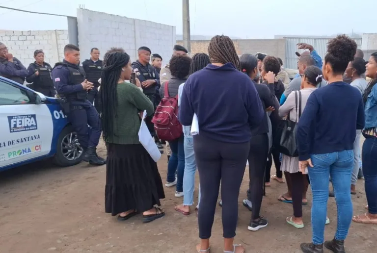 Protesto de moradores bloqueia saída de ônibus para presta