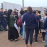 Protesto de moradores bloqueia saída de ônibus para presta