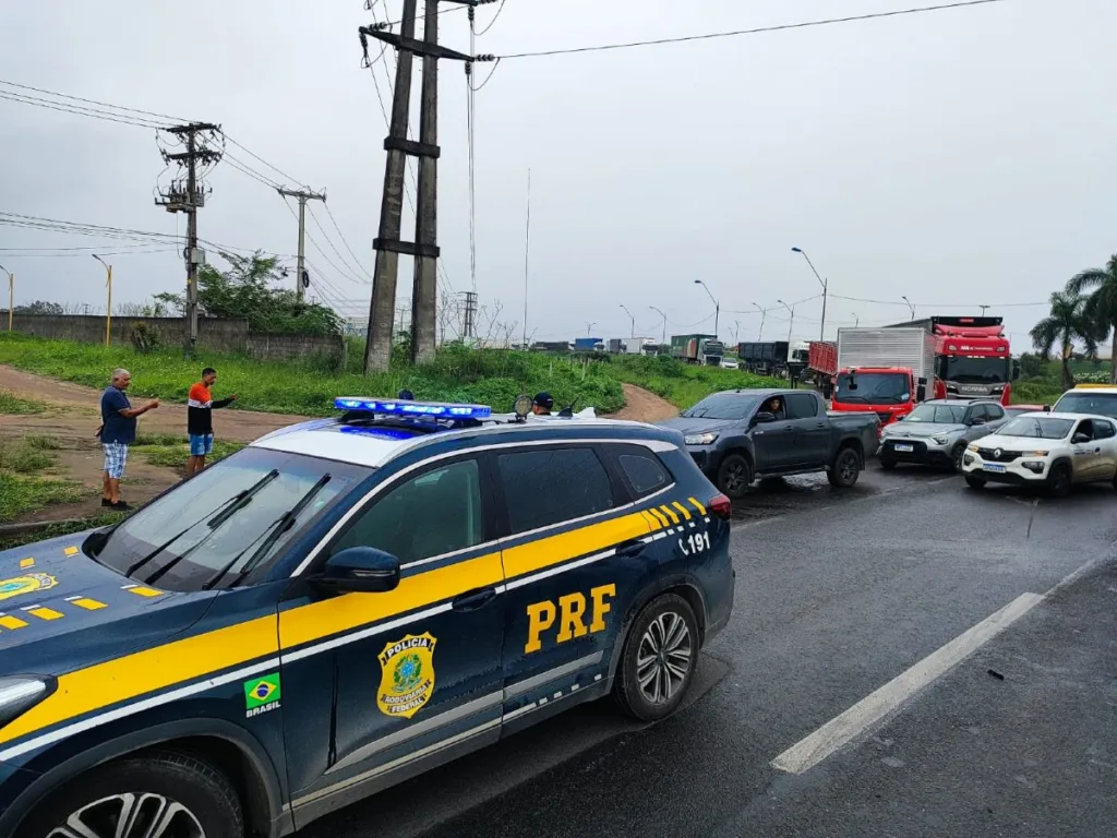 Congestionamento na BR-324 - Viaduto Portal do Sertão em Feira de Santana - PRF no local